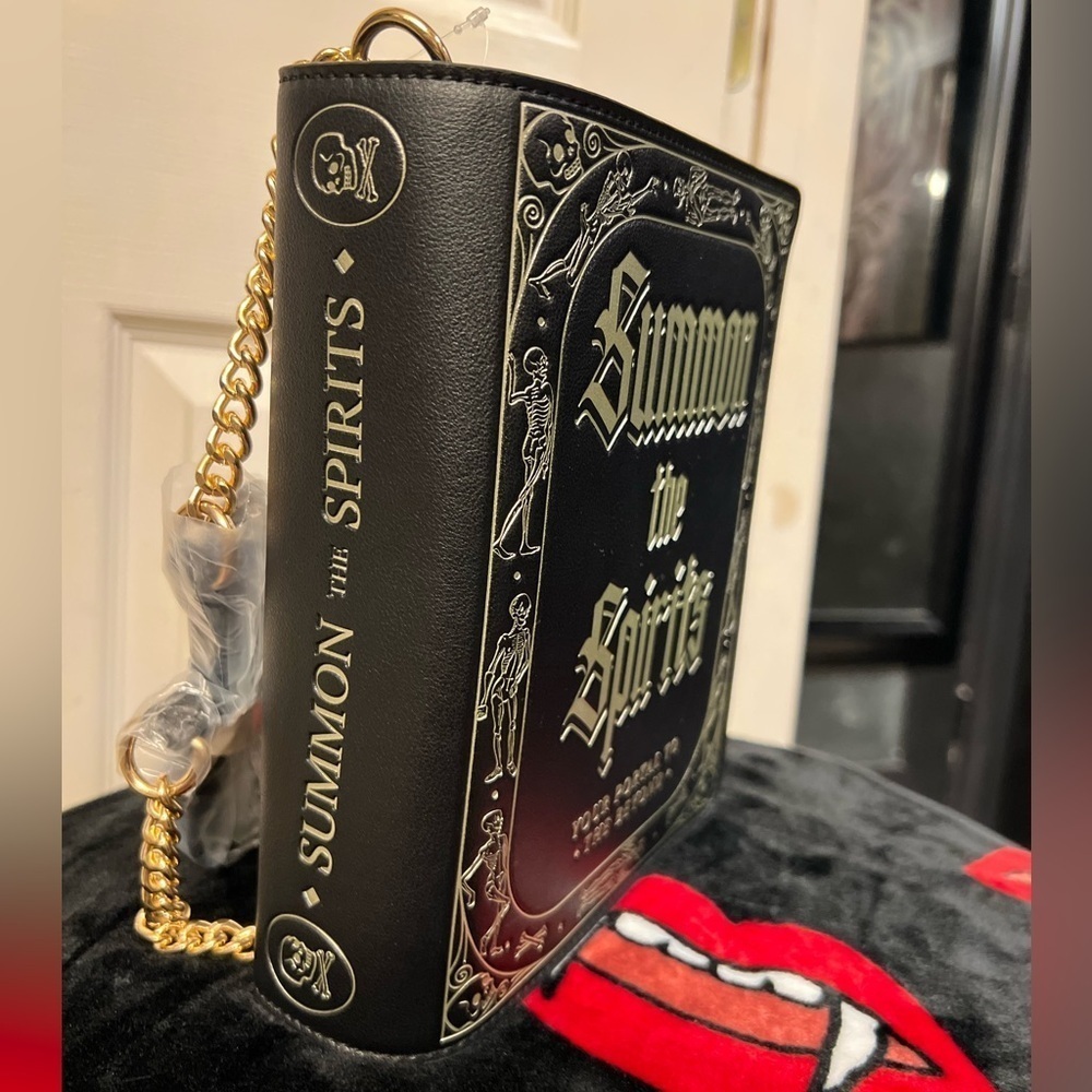 🖤💀NWT-MAD ENGINE “SUMMON THE SPIRITS” SUPER CUTE BOOK LOOKING CROSSBODY ☠️🖤 - Picture 13 of 14